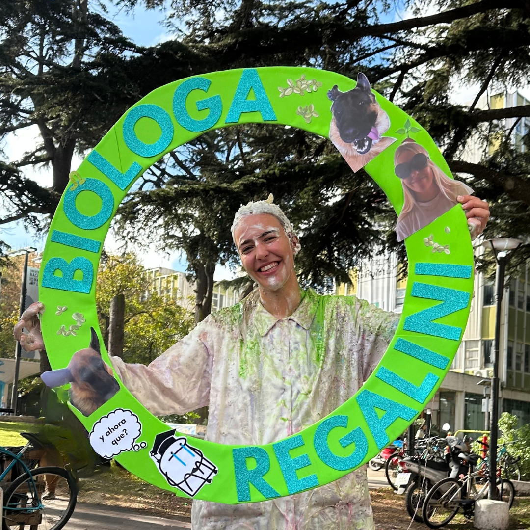 Felicitamos a la Licenciada en Ciencias Biológicas Sofía Regalini
por su exitosa defensa de la tesis de grado:
🌱 Interacciones planta - cianobacteria: efectos de compuestos liberados por cianobacterias en 𝘈𝘳𝘢𝘣𝘪𝘥𝘰𝘱𝘴𝘪𝘴 𝘵𝘩𝘢𝘭𝘪𝘢𝘯𝘢 y 𝘓𝘦𝘮𝘯𝘢 𝘴𝘱. Felicitamos a la Licenciada en Ciencias Biológicas Sofía Regalini por su exitosa defensa de la tesis de grado: 🌱 Interacciones planta - cianobacteria: efectos de compuestos liberados por cianobacterias en 𝘈𝘳𝘢𝘣𝘪𝘥𝘰𝘱𝘴𝘪𝘴 𝘵𝘩𝘢𝘭𝘪𝘢𝘯𝘢 y 𝘓𝘦𝘮𝘯𝘢 𝘴𝘱.